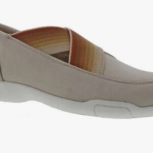 NWT/NIB Ros Hommeraon Women's Beige Slip-On Shoes size 9 M.